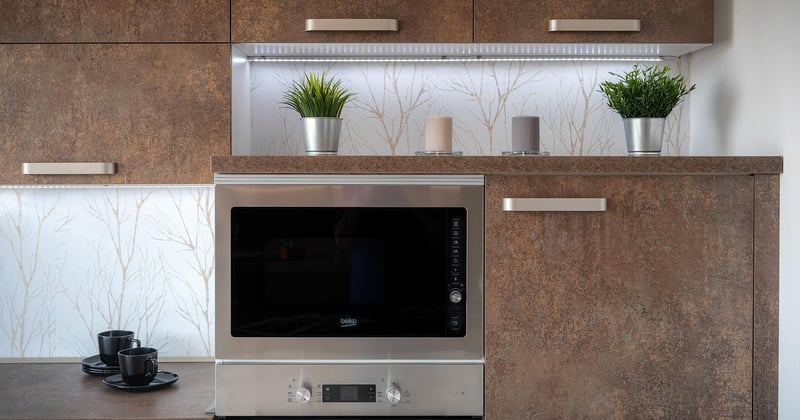 Schmaler Küchenschrank: 7 clevere Ideen für kleine Küchen